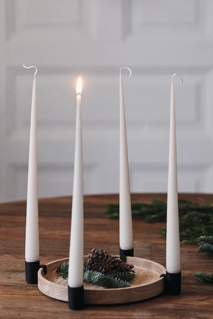 Comment décorer avec des décorations de Noël scandinaves traditionnelles - le bougeoir Luna d'Applicata est très joli placé sur la table de Noël. Les bougeoirs sont réglables, ce qui vous permet de choisir l'espacement des bougies. 