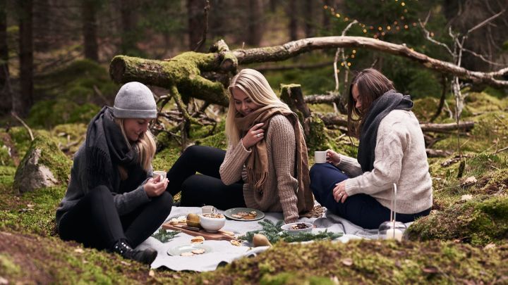 Un pique-nique au vin chaud avec des amis dans la forêt - une bonne idée pour se mettre dans l'ambiance de l'Avent.