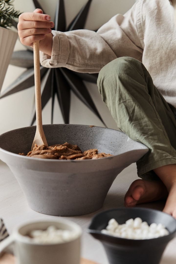 Vin chaud scandinave et autres recettes de Noël : Faites des gâteaux au poivre suédois et mélangez bien la pâte, par exemple dans le bol à pâte Peep de PotteryJo !