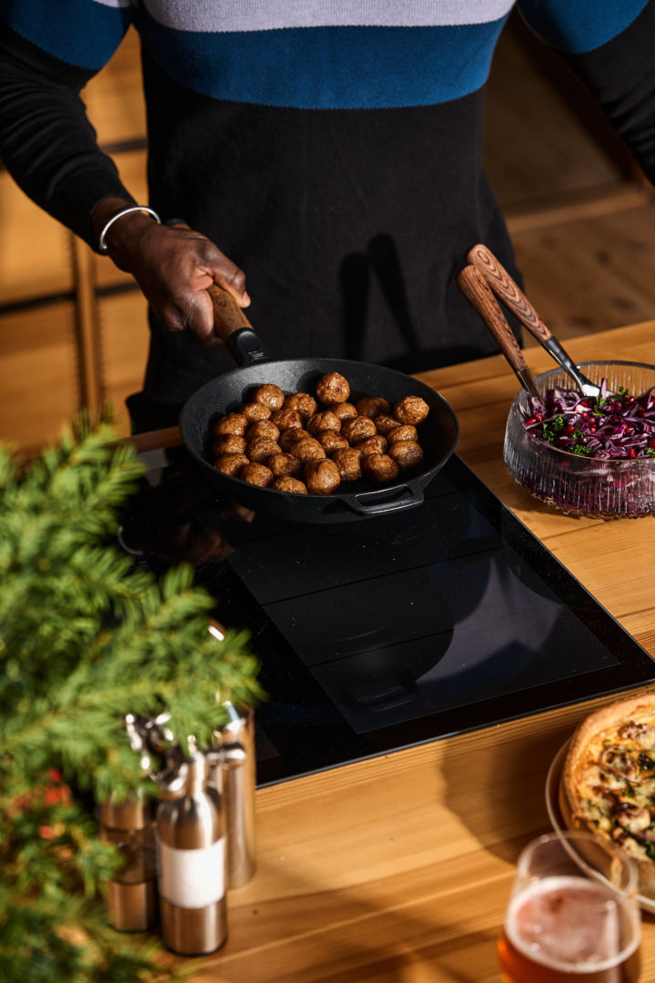 Cuisiner un plat typiquement scandinave devrait figurer sur votre liste de choses à faire en hiver. Ici, un homme fait frire des Köttbullar dans la poêle Norden de Fiskars.