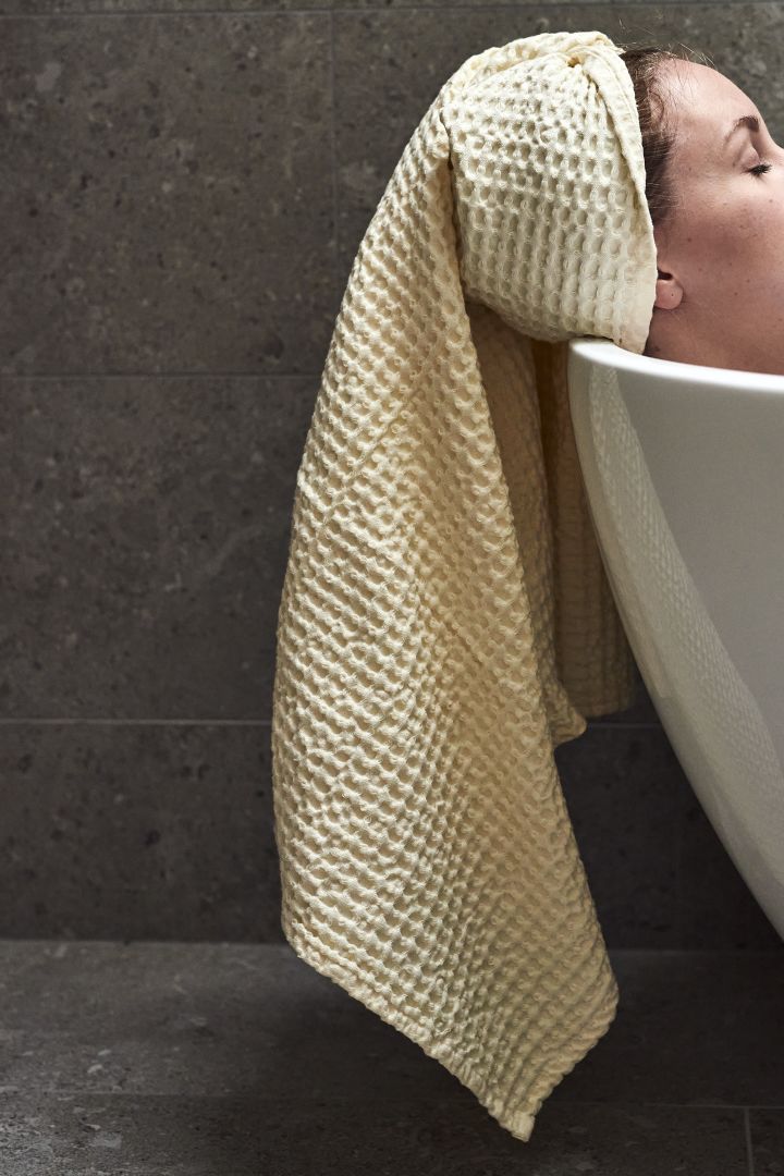 Des idées de décoration de spa pour votre salle de bain qui incluent des serviettes luxueuses comme cette serviette à motif gaufré de Ferm Living.