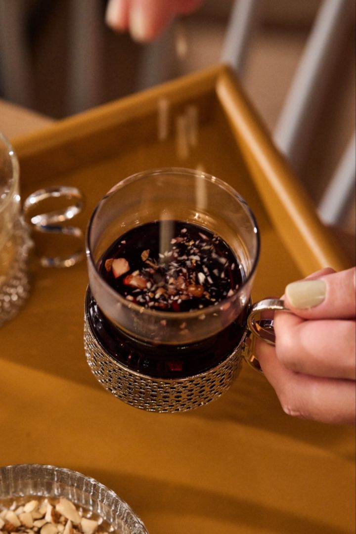 Vin chaud scandinave et autres recettes de Noël : Servez votre glögg fait maison dans des verres assortis, comme les verres Tsaikka avec anses d’Iittala et célébrez-le avec des amandes hachées !