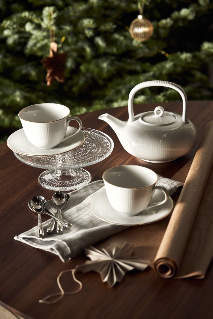 Ce Noël, offrez des favoris du design scandinave. Voici un set cadeau de Noël pour ceux qui aiment profiter d'un fika agréable. Il comprend la théière et les tasses Rörstrand Swedish Grace ainsi que le présentoir à gâteaux Kastehelmi.