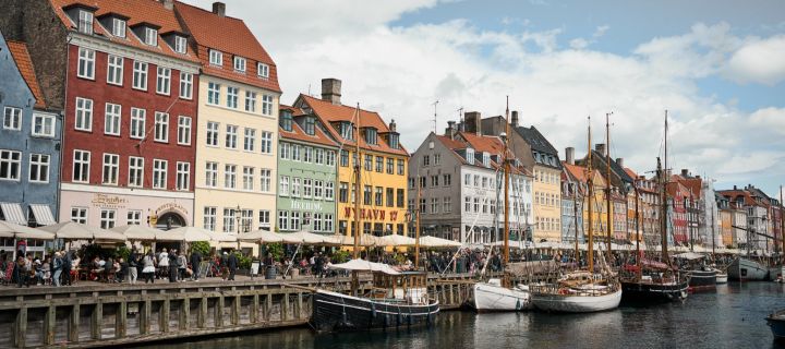 Le port de Nyhaven ou New Haven à Copenhague est un lieu touristique populaire, incontournable dans tout guide de la ville de Copenhague. 