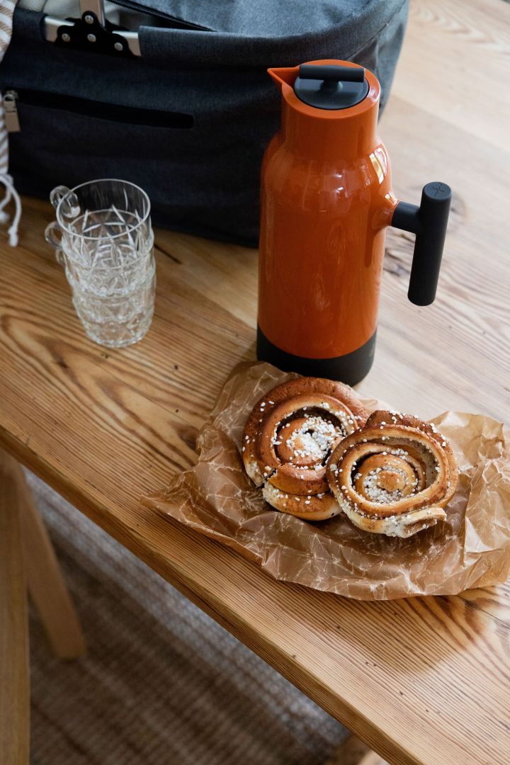 Si vous vous apprêtez à faire une longue promenade en forêt, les provisions devraient également figurer en tête de votre liste de choses à faire en automne. Emportez des brioches à la cannelle et un thermos Accent avec les tasses à café de pique-nique de Sagaform pour faire une pause en chemin.