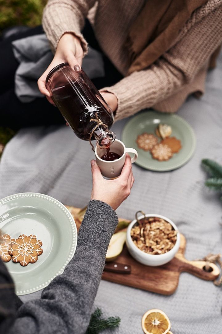 Le vin chaud accompagné de pain d'épices et de noix est dégusté dans la forêt.