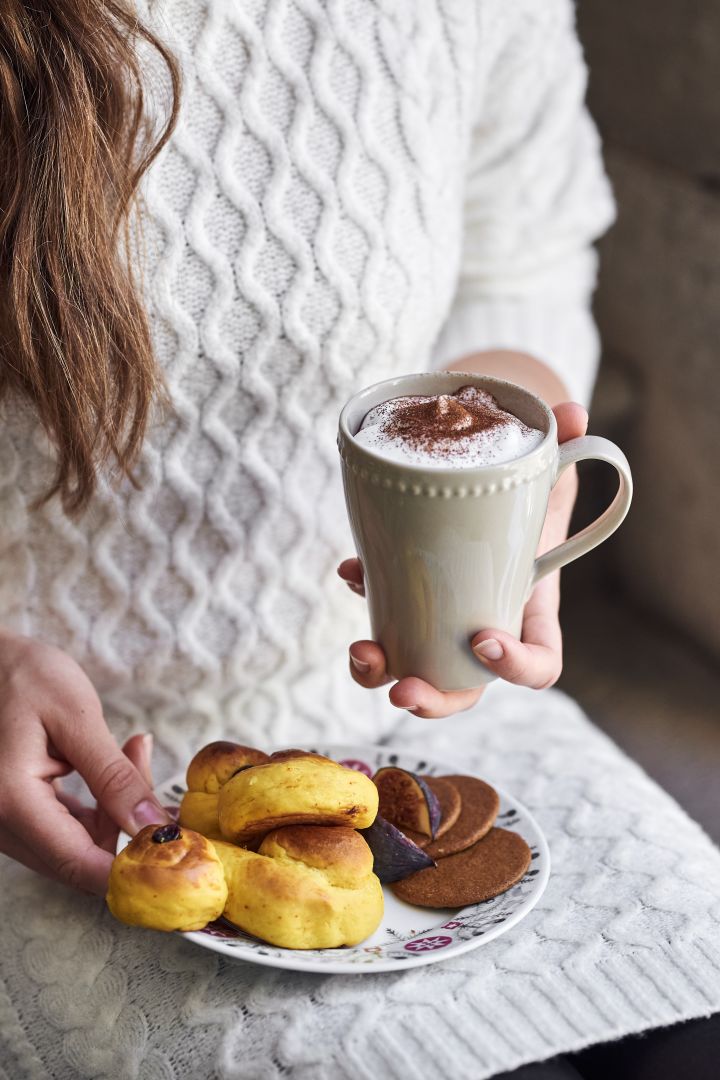 Idées de style de vie scandinave à essayer cet hiver - lussekatt au four - vous voyez ici la porcelaine Dots de Scandi Living. 