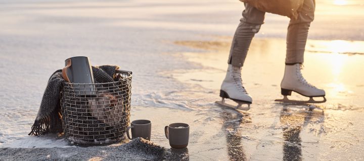 Un style de vie scandinave à essayer : Le patinage sur un lac. Prenez votre panier de korbo et un thermos de café et profitez d'une journée sur la glace. 