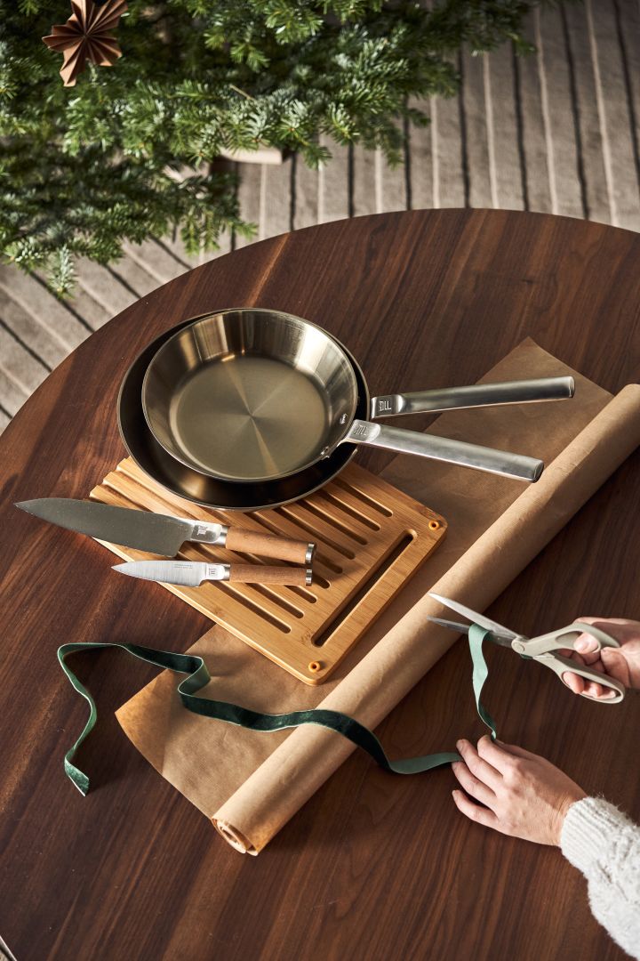 Ce Noël, offrez des favoris du design scandinave. Voici un coffret cadeau de Noël pour les cuisiniers amateurs, qui contient le set de couteaux Norden de Fiskars et les poêles Norden.