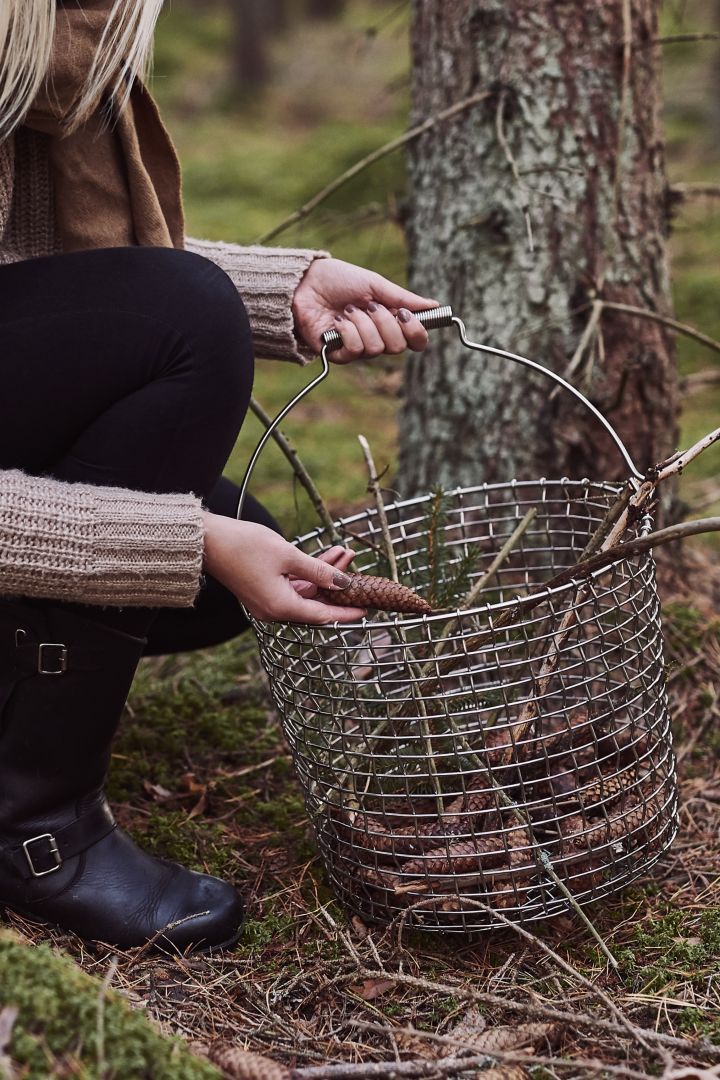 Le style de vie scandinave à essayer cet hiver - chercher des champignons dans les bois avec un panier en métal Korbo. 