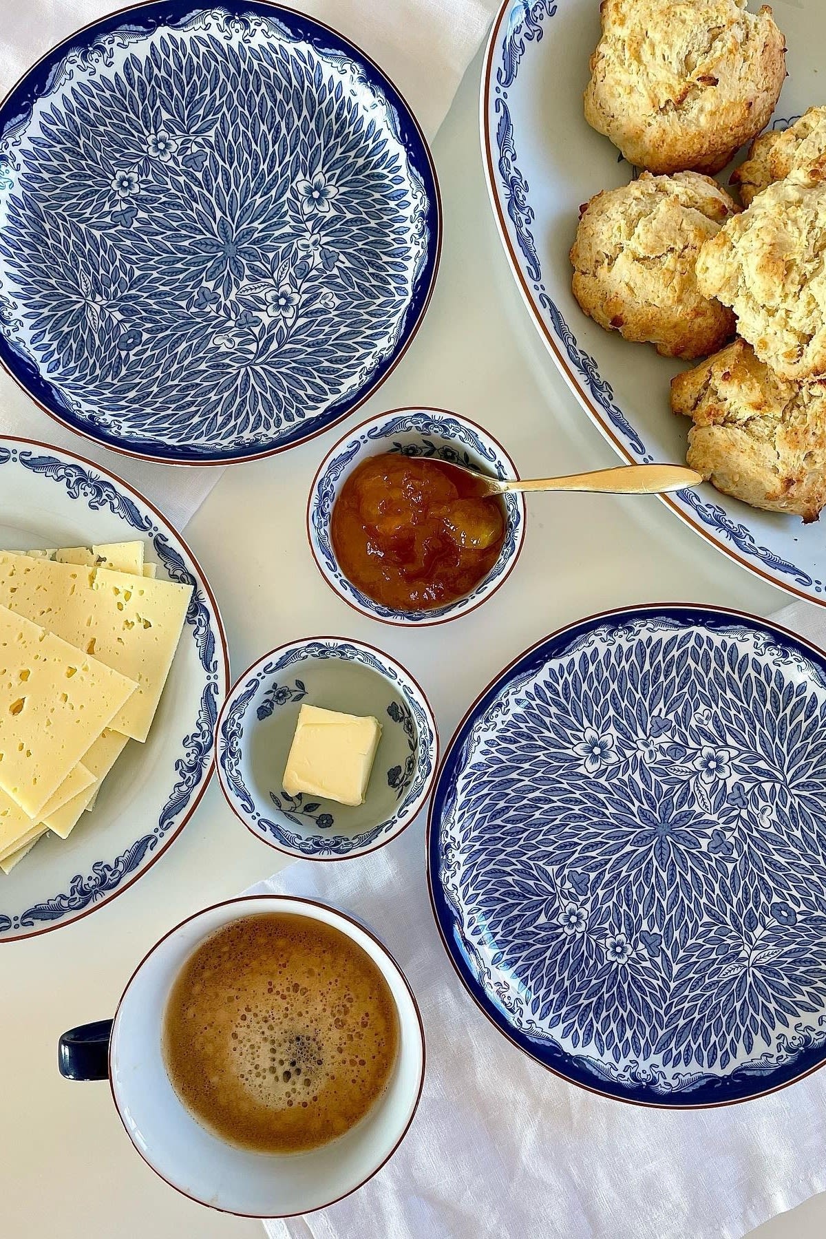 La Saint-Valentin à la maison : servez un petit déjeuner convivial à votre chéri(e), avec des petits pains faits maison, du café et de la confiture, servis dans de la vaisselle Ostindia de Rörstrand comme chez @12delar.