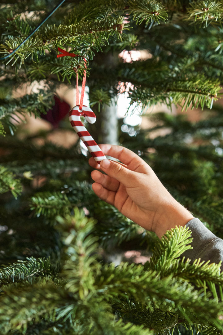 Les sucres d'orge sont une idée mignonne et traditionnelle de décoration du sapin de Noël et ces versions en porcelaine de Pluto dureront des années.  