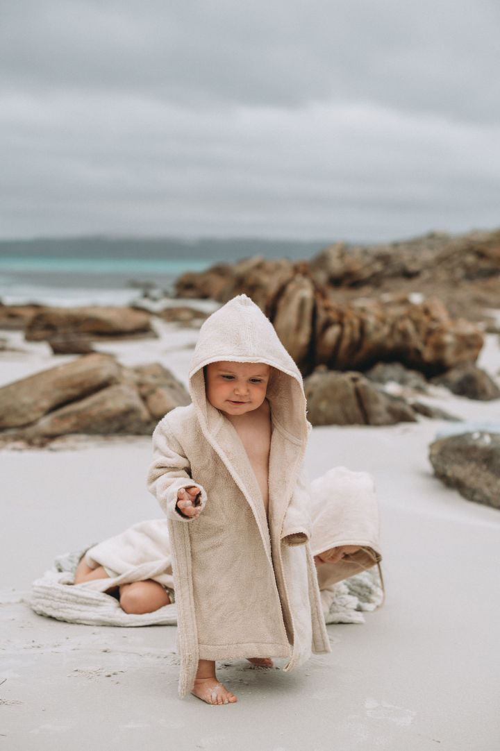 Les serviettes de bain à capuche comme la serviette à capuche Sand Terry de Garbo&Friends permettent de garder bébé au chaud après le bain, lorsqu'il est particulièrement exposé au froid. C'est pourquoi les serviettes de bain comme celle-ci sont un excellent cadeau pour la baby shower.