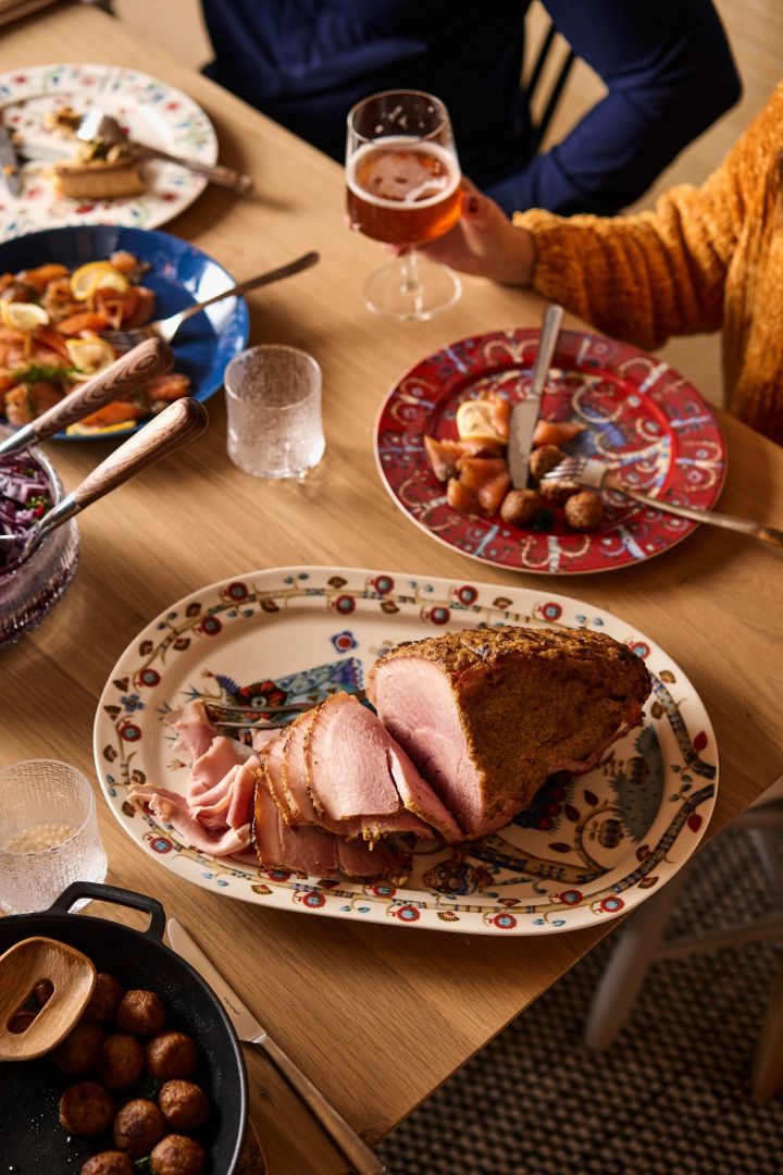 Une tranche de jambon est posée sur une table de Noël nordique traditionnelle. 