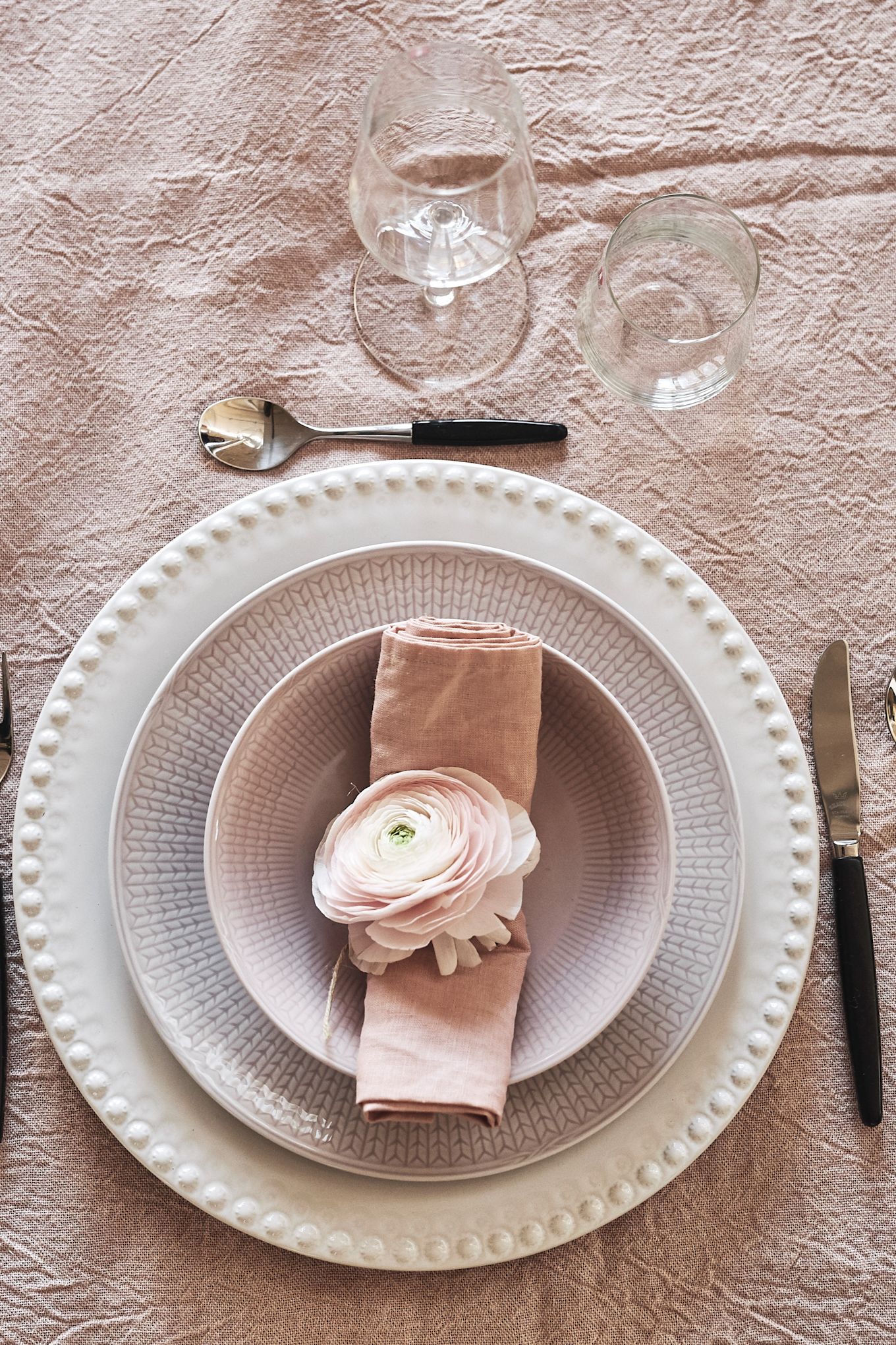 La vaisselle rose est parfaite pour un repas romantique à la maison, comme la porcelaine rose de la collection suédoise Grace de Rörstrand, décorée ici d'une fleur.