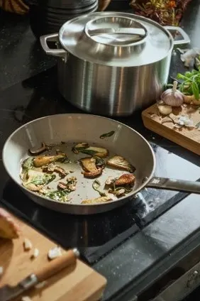 Dans notre liste de choses à faire de l'automne, nous vous donnons de nombreux conseils sur ce que vous pouvez faire de scandinave cet automne - par exemple, faire frire les champignons que vous avez ramassés dans une poêle de Fiskars.