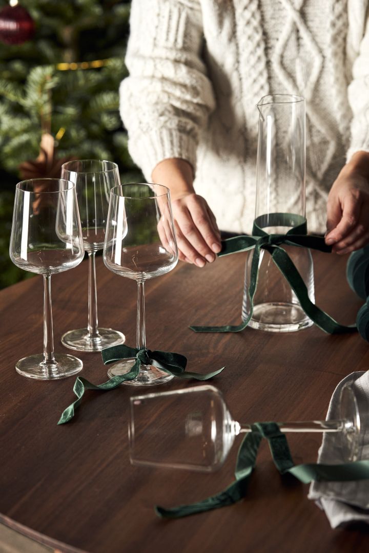 Ce Noël, offrez des favoris du design scandinave. Vous voyez ici un set cadeau qui combine les verres à vin Essence avec la carafe Essence.