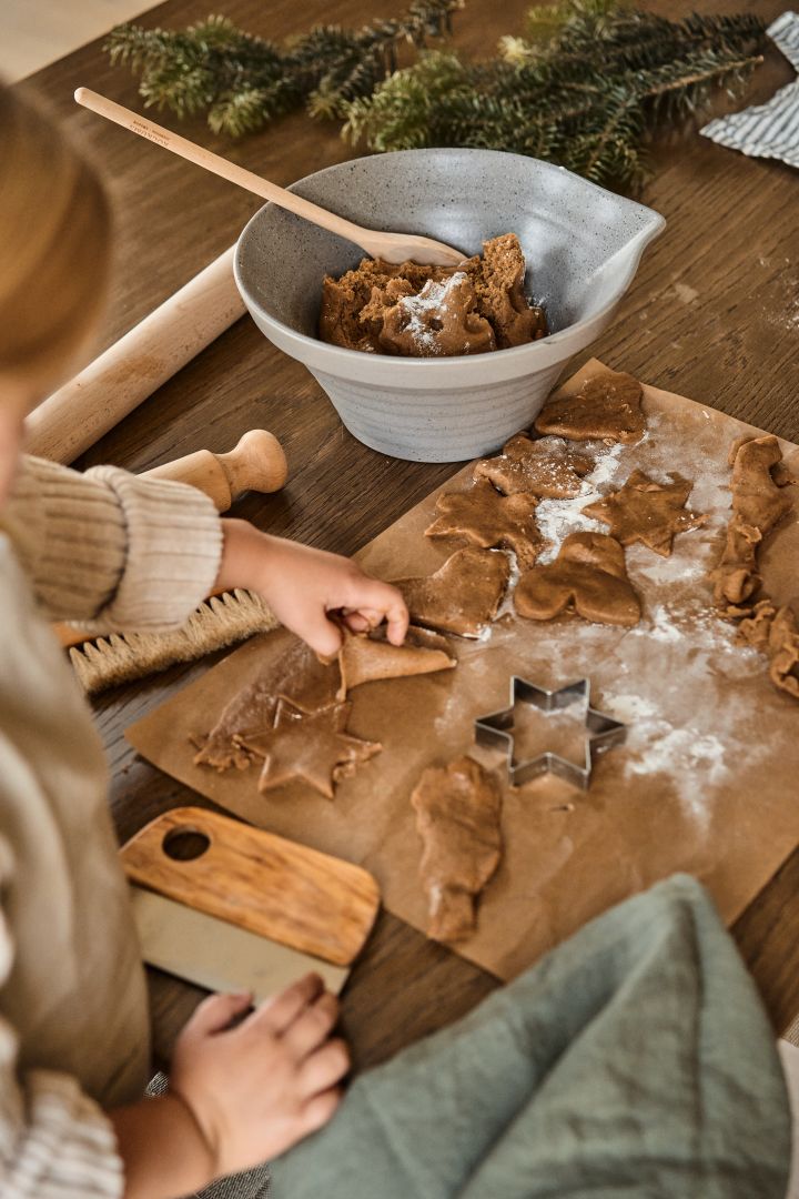 Des idées de style de vie scandinave à essayer cet hiver - la petite fille prépare le pepparkakor. 