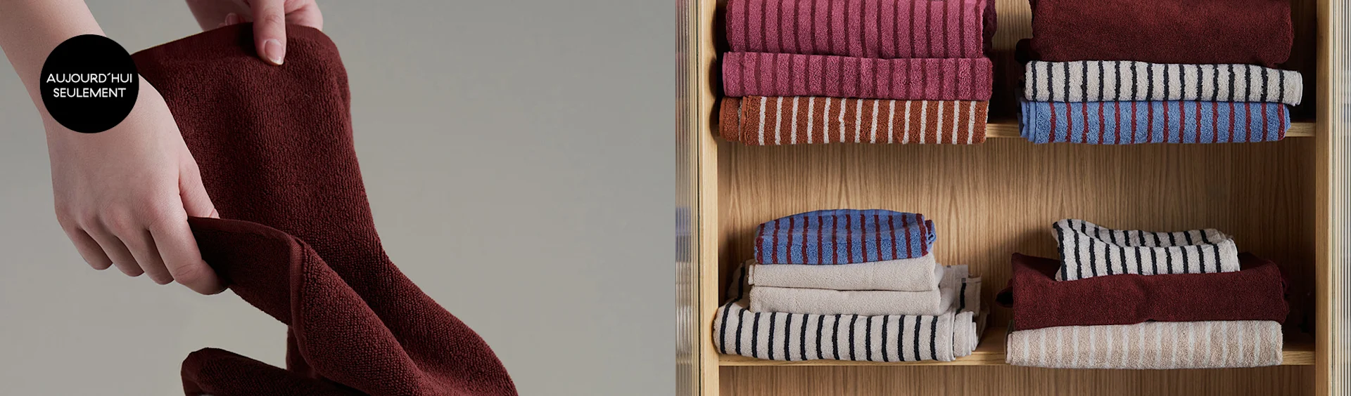 Mains pliant une serviette bordeaux. Sur une étagère, piles de serviettes rayées et unies de diverses couleurs.