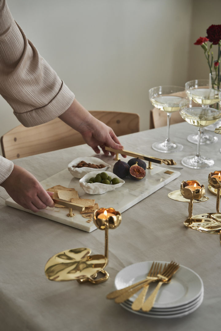 Servez vos plats avec style grâce au plateau Hilke, qui se compose d'une assiette en marbre et de deux poignées.