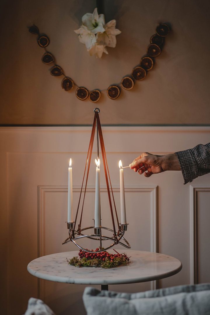 Comment décorer avec des décorations de Noël scandinaves traditionnelles - Le bougeoir Season de Georg Jensen est un ajout élégant et moderne à la table de Noël. 