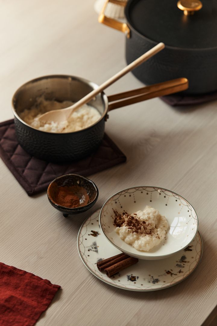 L'art de vivre scandinave à essayer cet hiver -Tomtegröt servi dans la porcelaine de Noël Wik & Walsoe.  