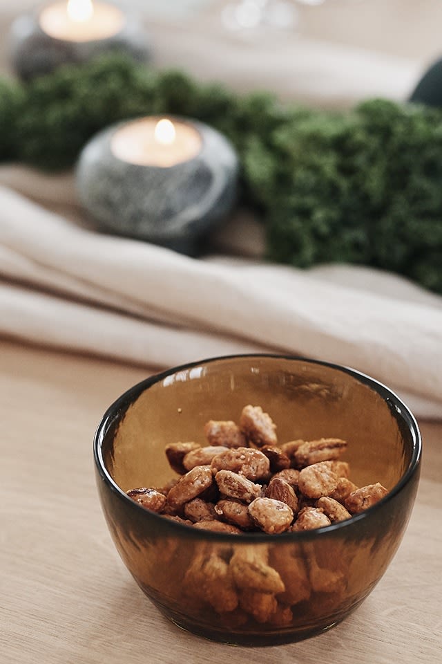 Les amandes confites sont une recette de Noël scandinave simple et délicieuse à offrir à vos invités avant leur repas de Noël.