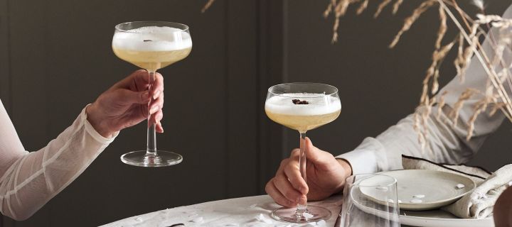 4 recettes de cocktails festifs pour le nouvel an - boissons à la fleur de sureau dans le verre à cocktail Iittala Essence.