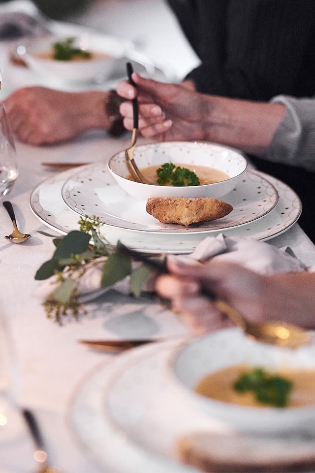 Table de Noël en blanc avec assiette et bol de la série Julemorgen de Wik & Walsøe. 