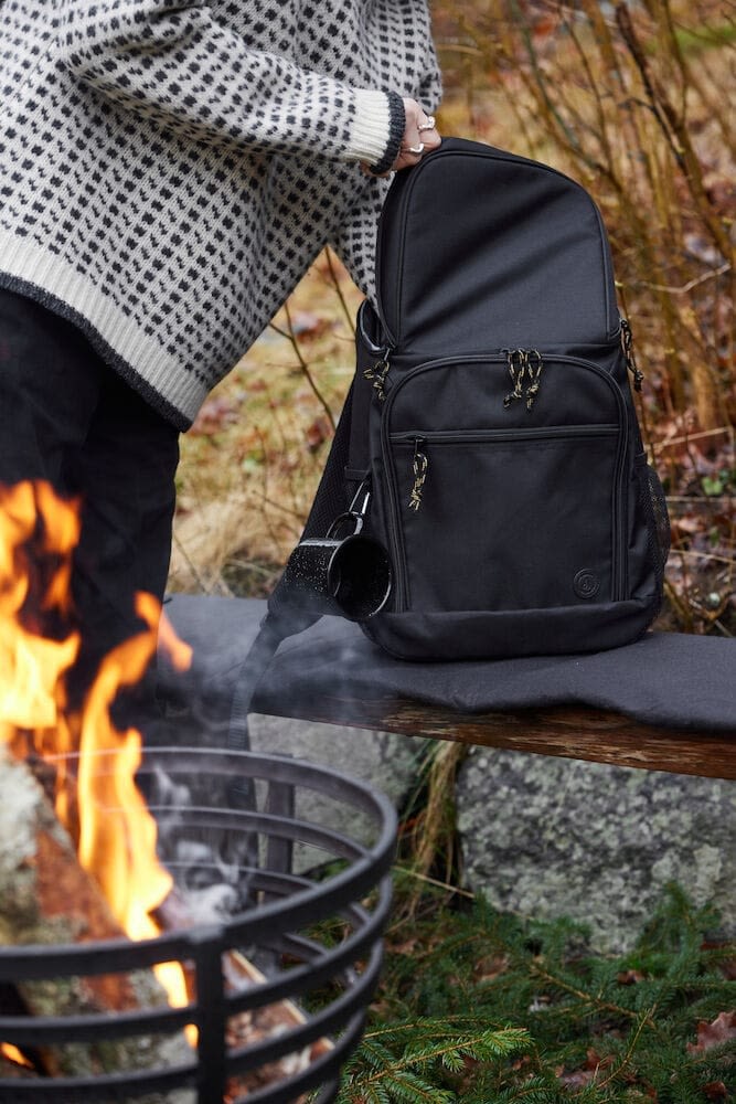 Si de longues promenades figurent sur votre liste de choses à faire en automne, un sac à dos pour ranger les affaires de pique-nique est toujours une bonne idée. Préparez le sac à dos isotherme City de Sagaform avec du café et des brioches à la cannelle et c'est parti.