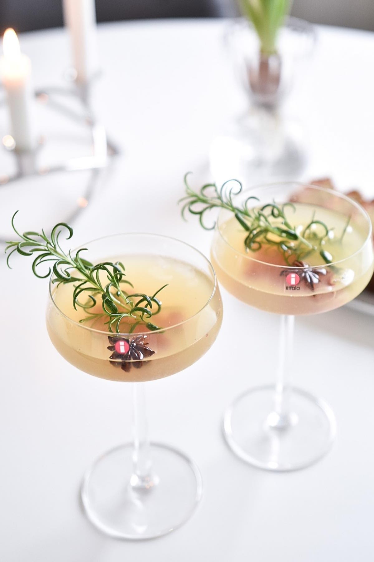 Préparez-vous un cocktail pour la Saint-Valentin, avec ou sans alcool, et servez-le avec style dans des verres de la série Essence de Iittala, tels que @interior.by.mariam.