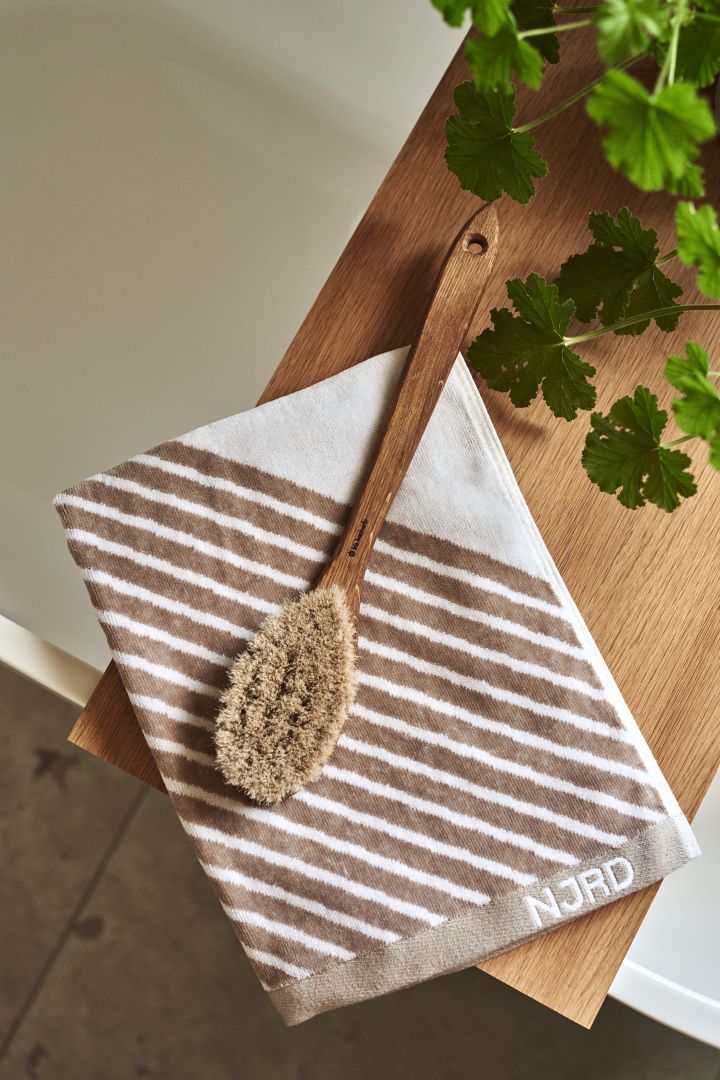 Des idées de décoration de spa pour la salle de bains, dont cette brosse corporelle en bois d'Iris Hantverk.