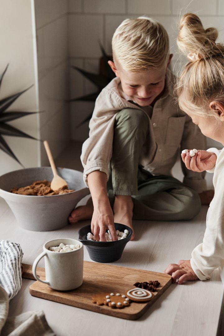 Un style de vie scandinave à essayer cet hiver - Faire du chocolat chaud avec les enfants ! 