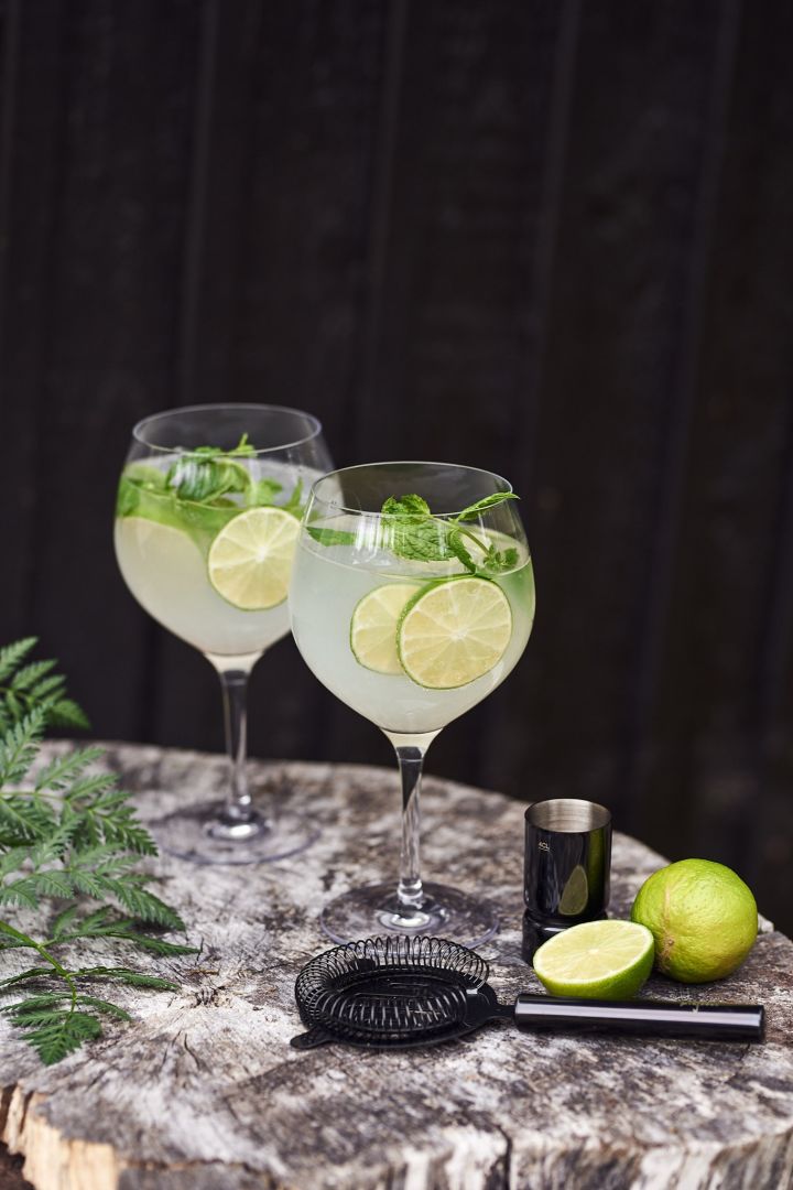 Boissons estivales simples - un Gin&Tonic garni de citron vert et de menthe, servi dans des verres Orrefors G&T. 