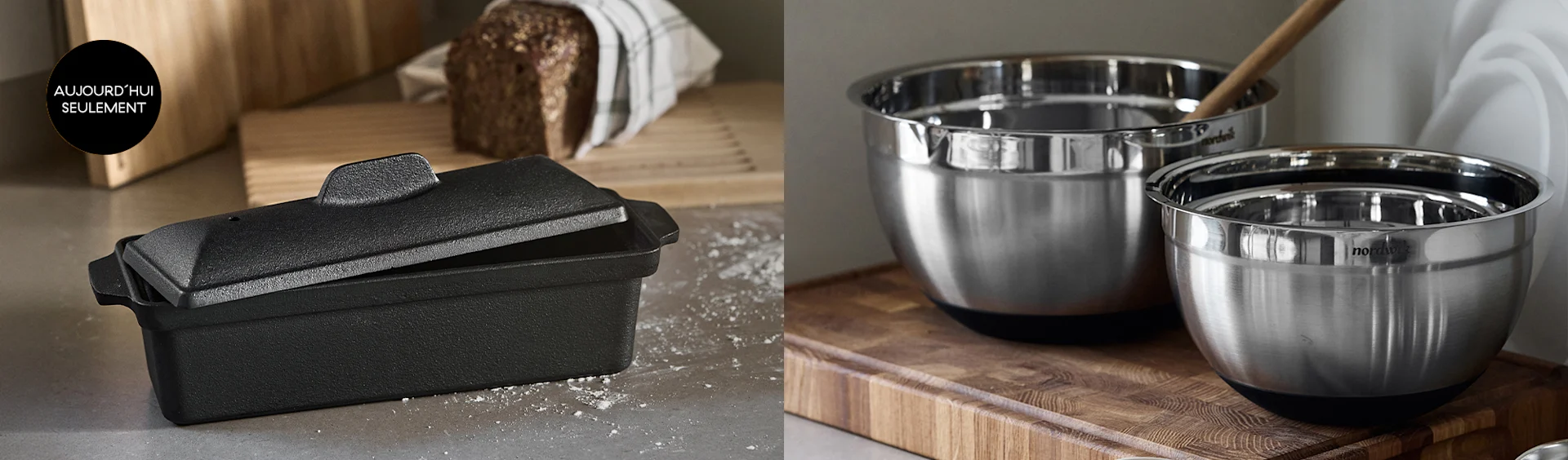 Moule à pain noir en fonte avec couvercle, à côté de deux saladiers Nordwik en acier inoxydable. Tag 'AUJOURD'HUI SEULEMENT'.