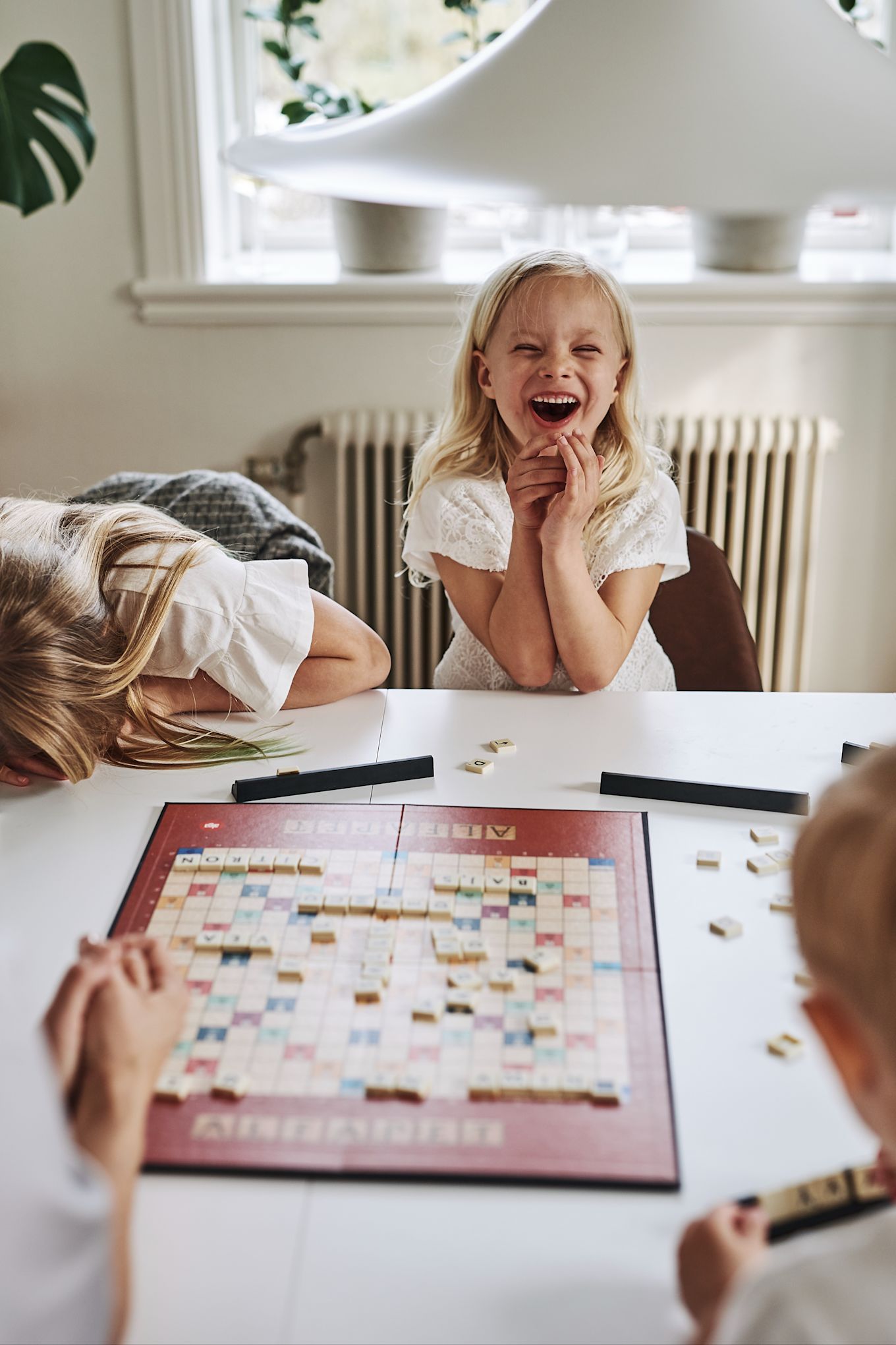 Mettez la table pour une soirée agréable et ludique avec les enfants, une excellente façon de célébrer la Saint-Valentin à la maison. Servez des bonbons dans différents bols et laissez le plaisir commencer !