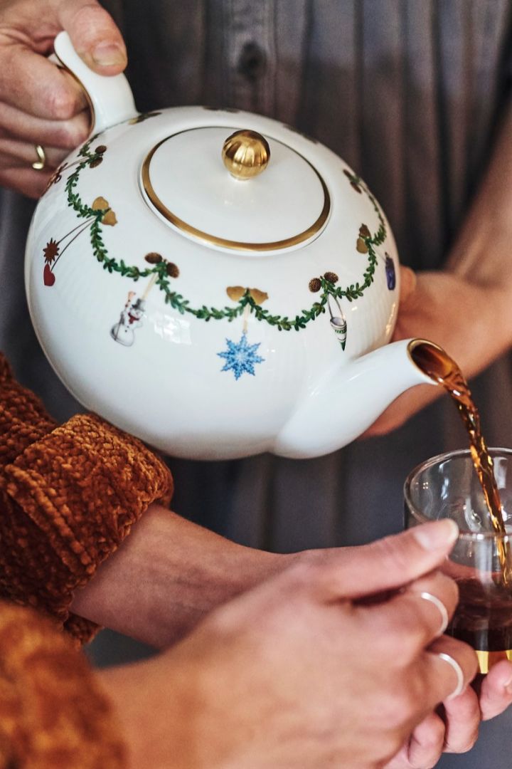 Vin chaud scandinave et autres recettes de Noël : Vous voyez ici la théière Star Fluted Christmas de Royal Copenhagen, à partir de laquelle on est en train de verser du glögg dans un verre.