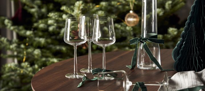 Ce Noël, offrez des favoris du design scandinave. Vous voyez ici un set cadeau de Noël avec les verres à vin rouge Essence et la carafe Essence - idéal pour les amateurs de vin.