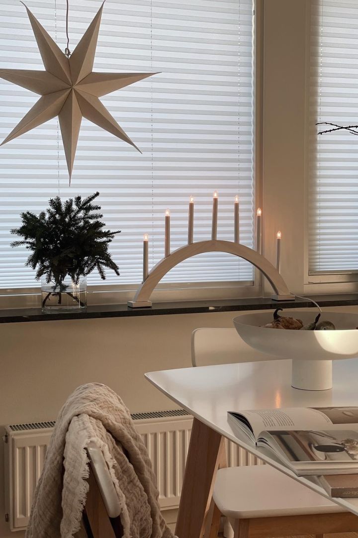 Voici une décoration scandinave épurée du rebord de fenêtre pour Noël. @myyjapandihomee a accroché une étoile de l'Avent Bare de Scandi Living à la fenêtre et a décoré le rebord de la fenêtre avec des feuilles de sapin et le porte-bougie de l'Avent Sky de Scandi Living.