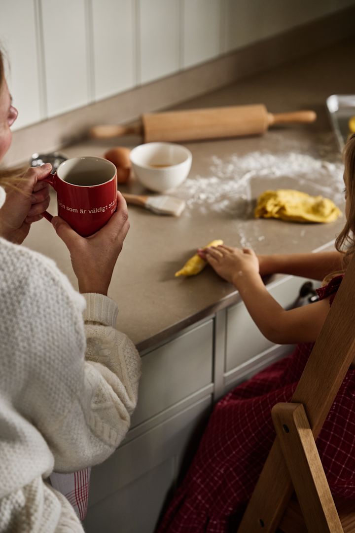 Les tasses Astrid Lindgren de Design House Stockholm confèrent à votre Noël une ambiance particulièrement féerique et suédoise, car chacune d'entre elles est gravée d'une citation individuelle tirée des célèbres histoires pour enfants de l'auteur suédois.